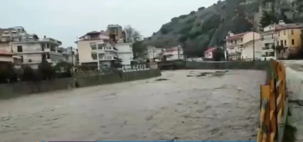 Σε κατάσταση εκτάκτου ανάγκης το Σιδηρόκαστρο - Μεγάλες ποσότητες νερού κατεβαίνουν από τον Κρουσοβίτη - video