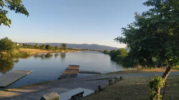 Τελετή Αγιασμού των υδάτων και ρίψη Τιμίου Σταυρού στη λίμνη Πεθελινού