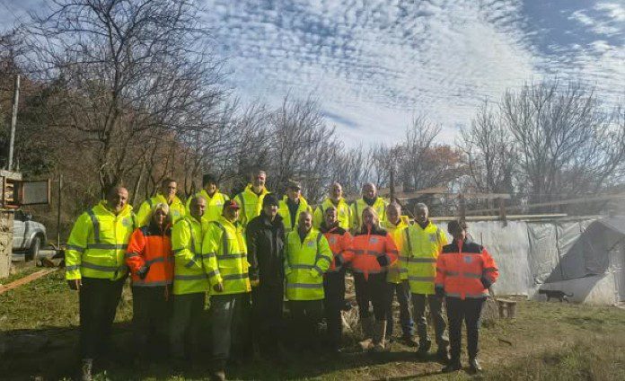 Συγκινητική κινητοποίηση για 83χρονη που είχε καταρρεύσει το σπίτι της στη Μακρινίτσα Σιντικής - video