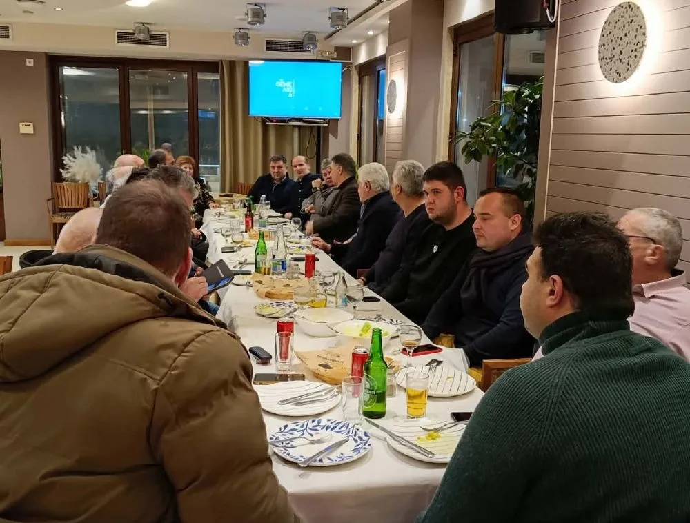 Με συνεργάτες, φίλους και συγγενείς διασκέδασε την ημέρα της γιορτής του ο πρώην δήμαρχος Βισαλτίας Αθανάσιος Μασλαρινός