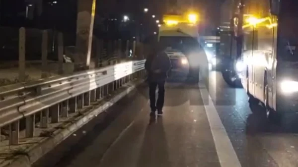 Μεθυσμένος περπατούσε για 2 χιλιόμετρα στη ΛΕΑ της Εθνικής Οδού, παραπατούσε ανάμεσα σε αυτοκίνητα, δείτε βίντεο