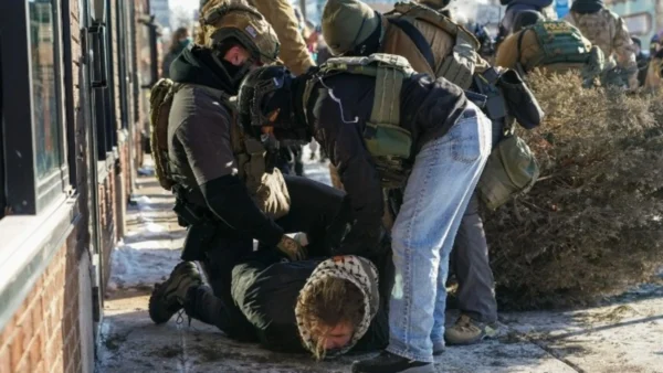 ΗΠΑ: Ταραχές στη Μινεάπολη μετά τον θανάσιμο πυροβολισμό ενός άνδρα από πράκτορες της ICE