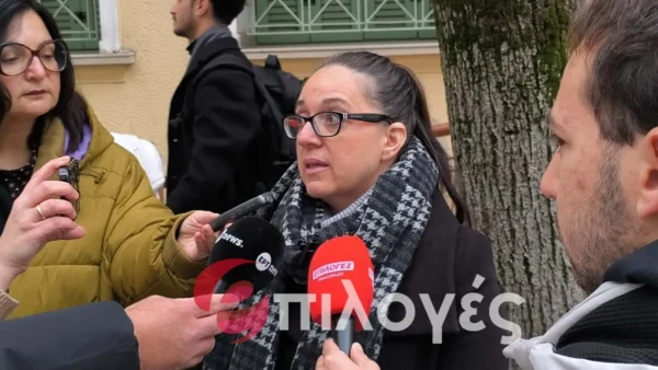 Σέρρες: "Του έκλεισε τα στόμα με χαρτοταινία και έβαλε να του δέσουν τα χέρια, πέρασε την ώρα τρομοκρατημένος", λέει η μητέρα του μαθητή