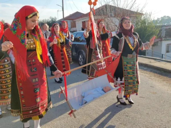 Νέα Πέτρα Σερρών: Αναβιώνει την Πέμπτη το Έθιμο της Μπάμπως