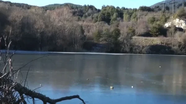 Μία τεχνητή λίμνη στην Άνω Βροντού Σερρών πάγωσε λόγω των εξαιρετικά χαμηλών θερμοκρασιών που επικρατούν στην περιοχή τις τελευταίες ημέρες.