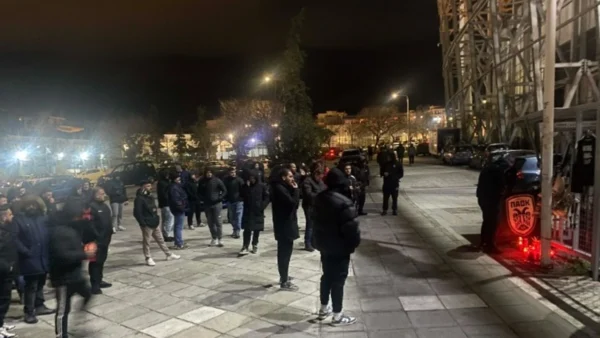 Φίλαθλοι του ΠΑΟΚ κι άλλων ομάδων αποτίουν στο γήπεδο της Τούμπας φόρο τιμής στα 7 θύματα του τροχαίου στη Ρουμανία