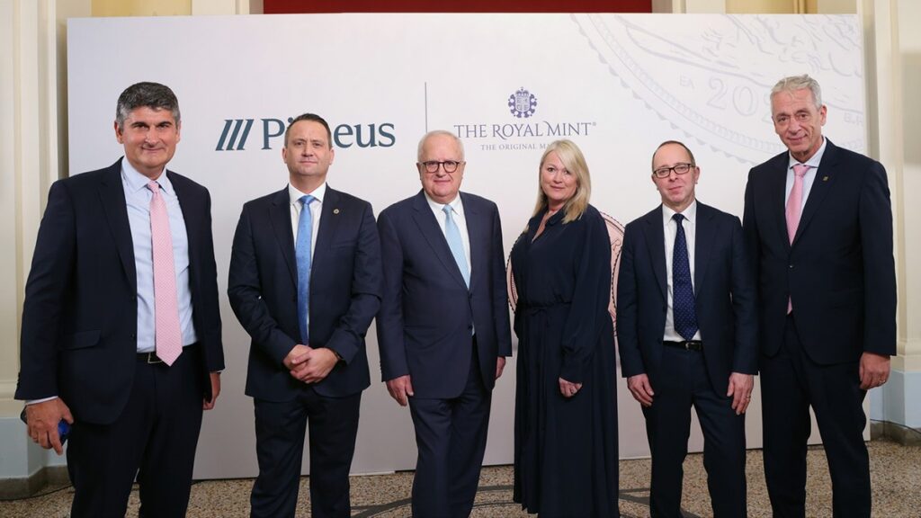 Το Βασιλικό Νομισματοκοπείο και η Πειραιώς παρουσίασαν τη Χρυσή Λίρα με το ελληνικό ιδιόσημο «ΕΛ» προς τιμήν της Ελλάδας 