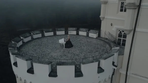 Το «ιπτάμενο πιάνο» της Έλενας Ξυδιά «προσγειώθηκε» σε ένα μεσαιωνικό κάστρο της Κροατίας