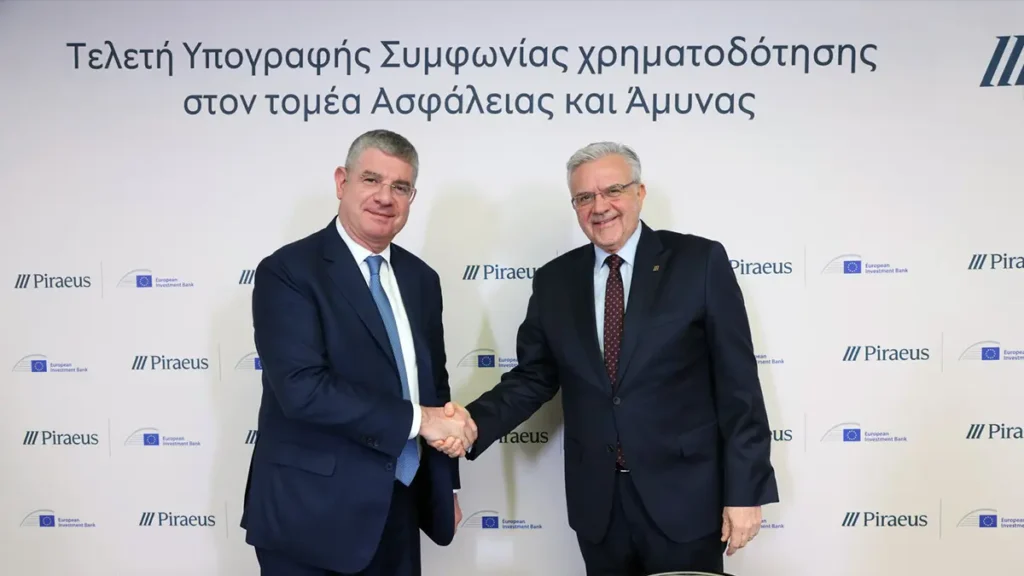 Η Ευρωπαϊκή Τράπεζα Επενδύσεων (ΕΤΕπ) υπέγραψε νέα χρηματοδοτική συμφωνία ύψους €100 εκατ. με την Πειραιώς, εγκαινιάζοντας μια συναλλαγή ορόσημο, καθώς πρόκειται για την πρώτη συναλλαγή της ΕΤΕπ στην Ελλάδα που είναι αποκλειστικά στοχευμένη στη στήριξη επιχειρήσεων του τομέα της ασφάλειας και της άμυνας.