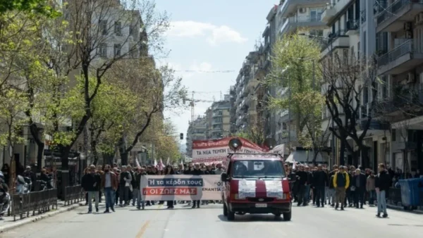 Πορεία στη μνήμη των θυμάτων των Τεμπών, έγραψαν συνθήματα στο άγαλμα του Ελ. Βενιζέλου