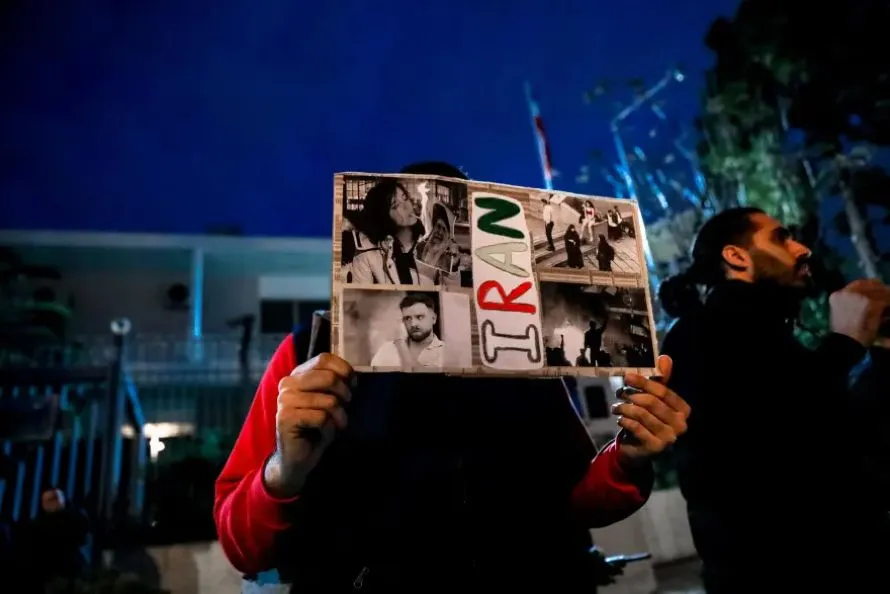 Συγκέντρωση έξω από την πρεσβεία του Ιράν στο Ψυχικό, δείτε βίντεο και φωτογραφίες