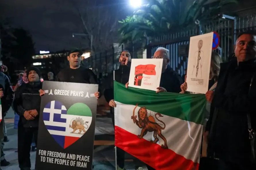 Συγκέντρωση έξω από την πρεσβεία του Ιράν στο Ψυχικό, δείτε βίντεο και φωτογραφίες