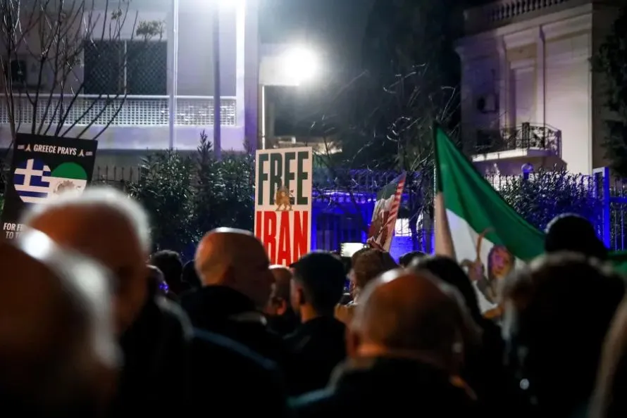 Συγκέντρωση έξω από την πρεσβεία του Ιράν στο Ψυχικό, δείτε βίντεο και φωτογραφίες