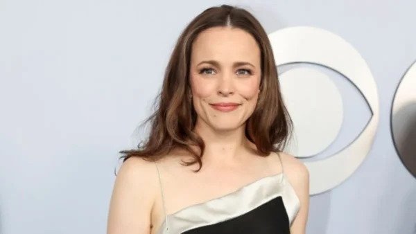 Η Ρέιτσελ ΜακΆνταμς στη Λεωφόρο της Δόξας: Η συγκινητική ομιλία και η σπάνια εμφάνιση με τον σύντροφό της