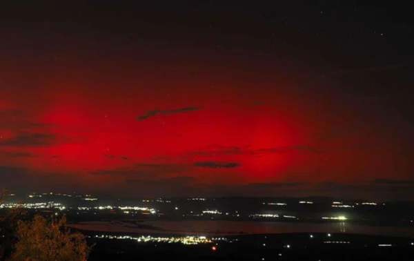 Εντυπωσιακό Βόρειο Σέλας πάνω από τη Θεσσαλονίκη λόγω ισχυρής ηλιακής καταιγίδας – Δείτε φωτογραφία από Χορτιάτη