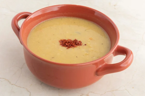 Συνταγή για το κορυφαίο comfort food: Η χορταστική σούπα με κοτόπουλο και κρέμα γάλακτος που θα φτιάχνετε όλον τον χειμώνα