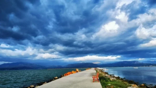 Άνοδος της θερμοκρασίας με παροδικές νεφώσεις και λίγες τοπικές βροχές