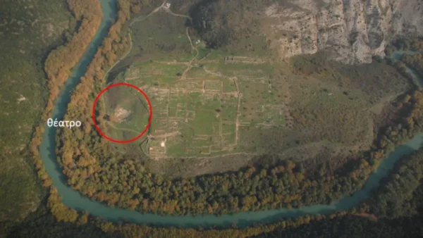 Σε εξέλιξη η αναστήλωση του σκηνικού οικοδομήματος του αρχαίου θεάτρου Γιτάνων στη Θεσπρωτία