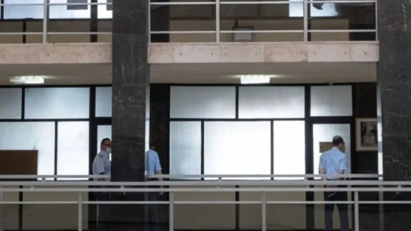 Κατήγγειλε τον σύντροφο της μητέρας της ότι την κακοποιούσε σεξουαλικά