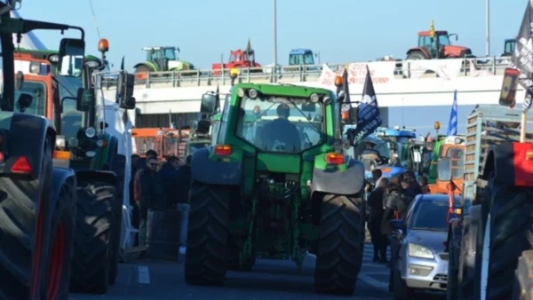 Οι αγρότες κλείνουν εθνικές οδούς και παρακαμπτήριους