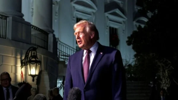 Ντόναλντ Τραμπ: Παίρνω περισσότερη ασπιρίνη από όση μου συστήνουν οι γιατροί, γι’ αυτό έχω μώλωπες