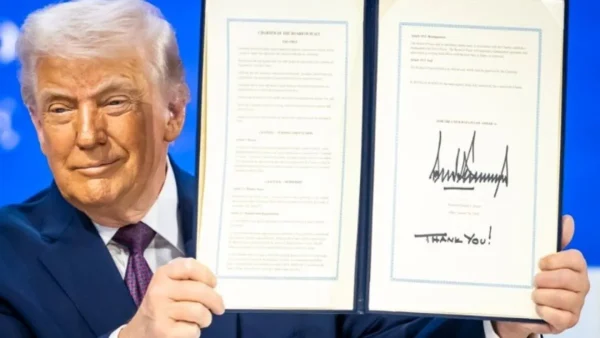 Ο Ντ.Τραμπ υπέγραψε τον ιδρυτικό χάρτη του «Συμβουλίου Ειρήνης» στο Νταβός