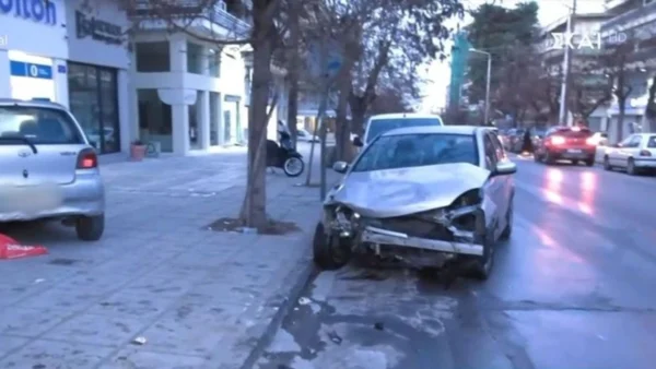 Θεσσαλονίκη: Μεθυσμένη 24χρονη οδηγός έπεσε πάνω σε 15 σταθμευμένα αυτοκίνητα και περίπτερο - video