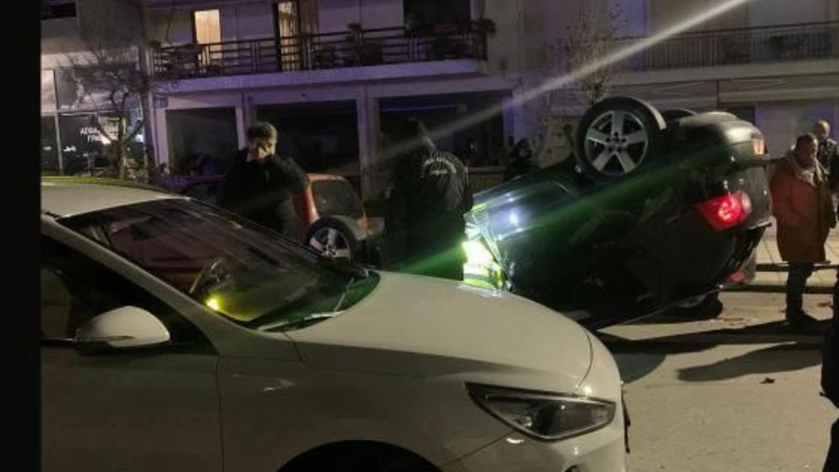 Τροχαίο ατύχημα στις Σέρρες- ΙΧ αναποδογύρισε μπροστά στο θερινό θεατράκι