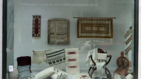 Η υφαντική και η ξυλοτεχνία συνομιλούν με το σήμερα στις Βιτρίνες Τέχνης του ΟΤΕ