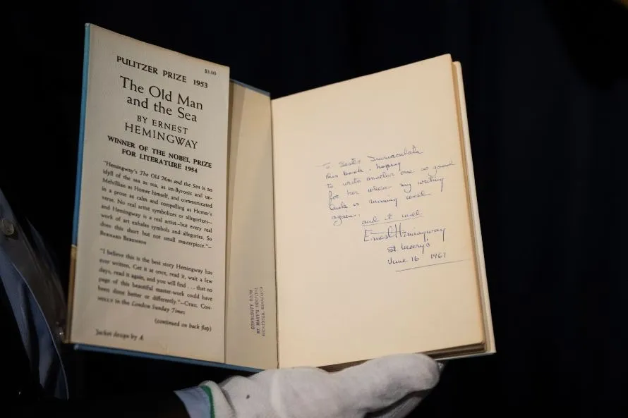 Βιβλίο με το τελευταίο γραπτό κείμενο του Χέμινγουεϊ παραδόθηκε στο Μουσείο Νόμπελ
