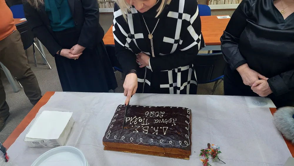 «Ζεστό γιορτινό κλίμα και ευχές στην κοπή της βασιλόπιτας της Δημόσιας Κεντρικής Βιβλιοθήκης Σερρών»