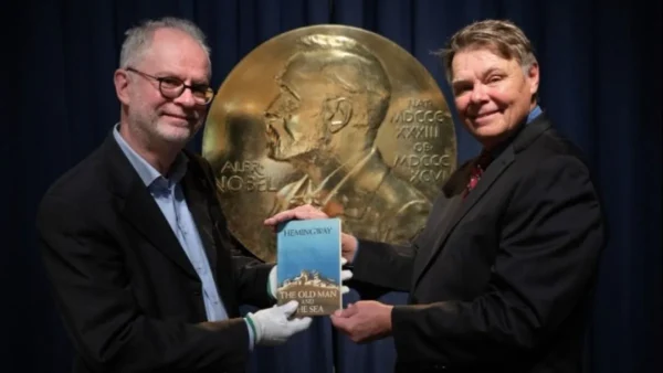 Βιβλίο με το τελευταίο γραπτό κείμενο του Χέμινγουεϊ παραδόθηκε στο Μουσείο Νόμπελ