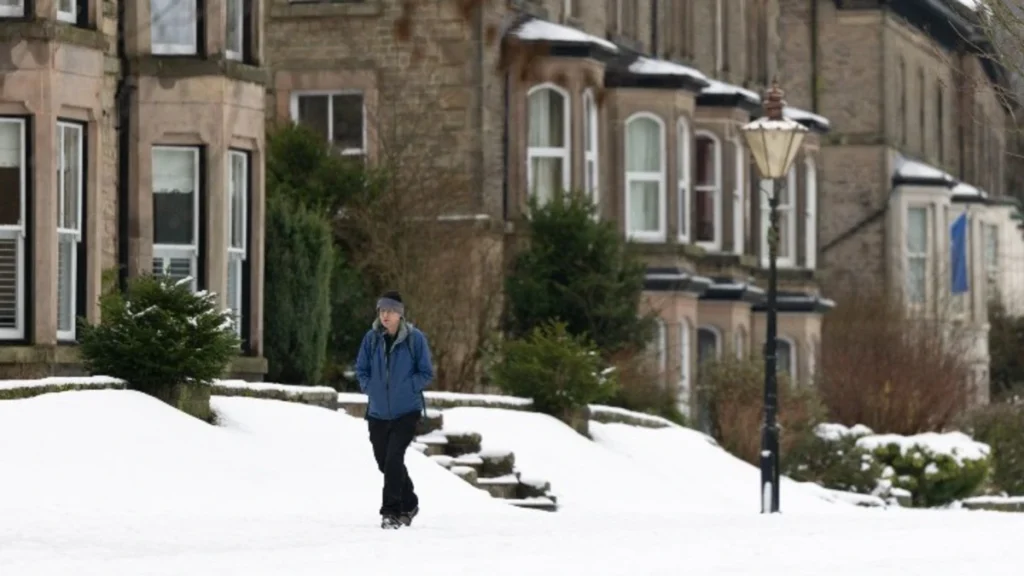 Ευρώπη – κακοκαιρία: Χιλιάδες νοικοκυριά στο σκοτάδι, ακυρώσεις πτήσεων, προβλήματα στις σιδηροδρομικές μεταφορές