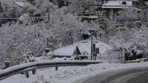 Τρίκαλα: Ξεπέρασε το μισό μέτρο το ύψος του χιονιού στα ορεινά - Ανοιχτοί οι δρόμοι