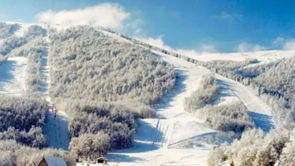 Χιονοδρομικά κέντρα: Επισκέπτες χωρίς… σκι την περίοδο των εορτών, αναμονή για χιόνι και στροφή στη λειτουργία όλο τον χρόνο