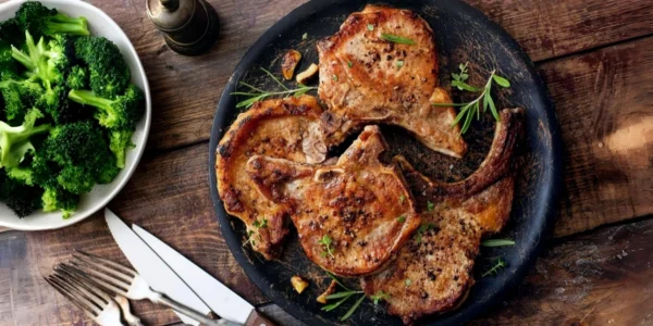 Χοιρινές μπριζόλες στο τηγάνι, έτοιμες σε 20΄ - Με μουστάρδα και μέλι