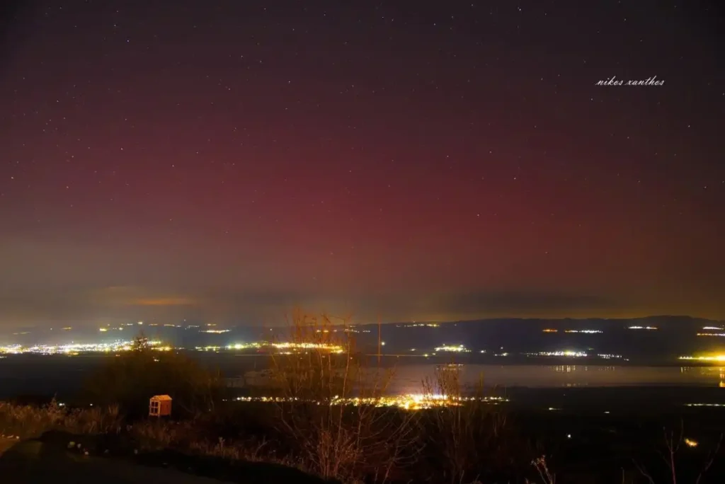 Εντυπωσιακό Βόρειο Σέλας πάνω από τη Θεσσαλονίκη λόγω ισχυρής ηλιακής καταιγίδας – Δείτε φωτογραφία από Χορτιάτη