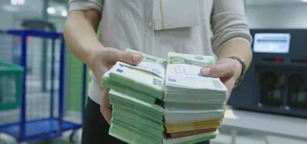 Ασυδοσία: Το κυνήγι της περιουσίας - Όταν τα funds παίζουν μόνα τους, οι Έλληνες δανειολήπτες χάνουν, κερδίζουν οι τράπεζες - video