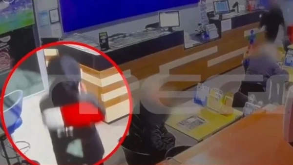 Σέρρες: Βίντεο-ντοκουμέντο από τη στιγμή που ο 17χρονος Άγγελος μπαίνει σε πρακτορείο μετά τον άγριο ξυλοδαρμό του