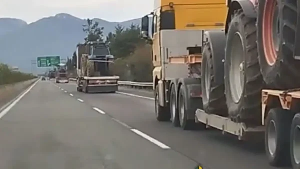 Αγρότες: Φορτηγά μεταφέρουν τα τρακτέρ που κατεβαίνουν στο Σύνταγμα για το συλλαλητήριο