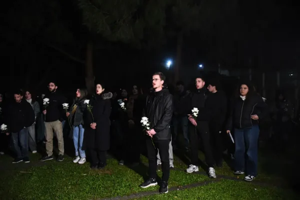 Θεσσαλονίκη: Μνημόσυνο, αγρυπνία και λουλούδια στο ΑΠΘ για τα θύματα της σιδηροδρομικής τραγωδίας των Τεμπών