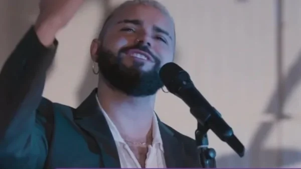 Ο Akylas τραγουδά με την Ορχήστρα Σύγχρονης Μουσικής της ΕΡΤ