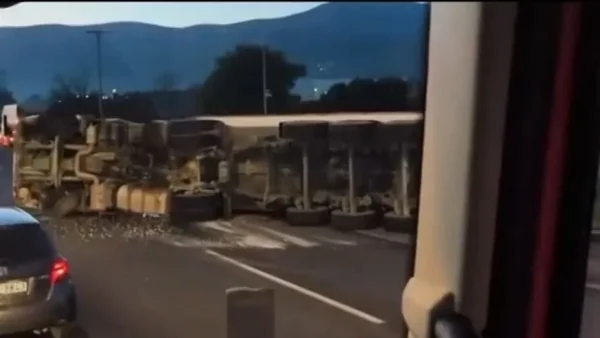 Διακοπή κυκλοφορίας σε δύο λωρίδες στην εθνική οδό Αθηνών-Λαμίας, λόγω ανατροπής φορτηγού