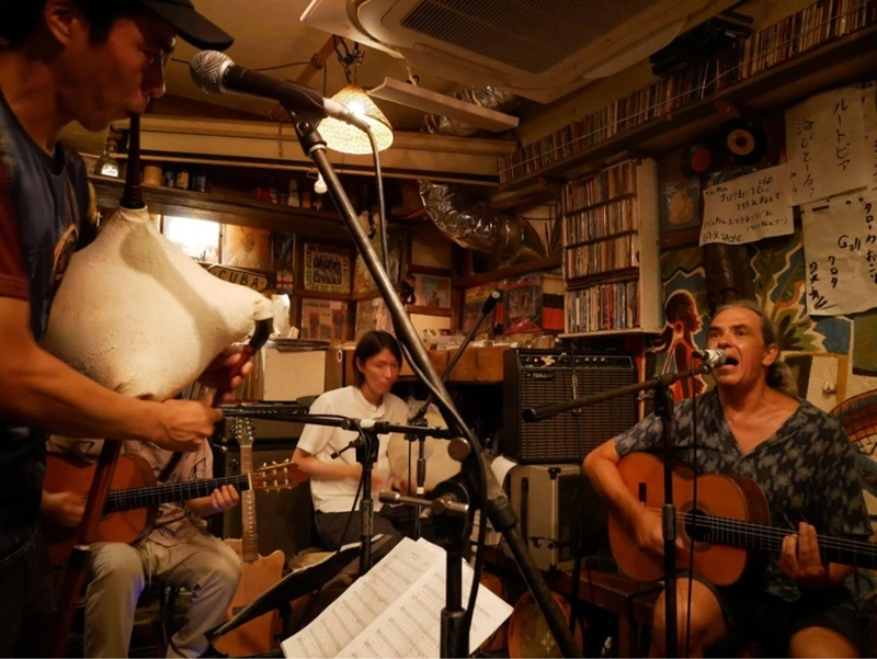 Οι «Άπω Ιωνία» παίζουν αρχαία ελληνική μουσική, παραδοσιακή και ρεμπέτικα στο Τόκιο