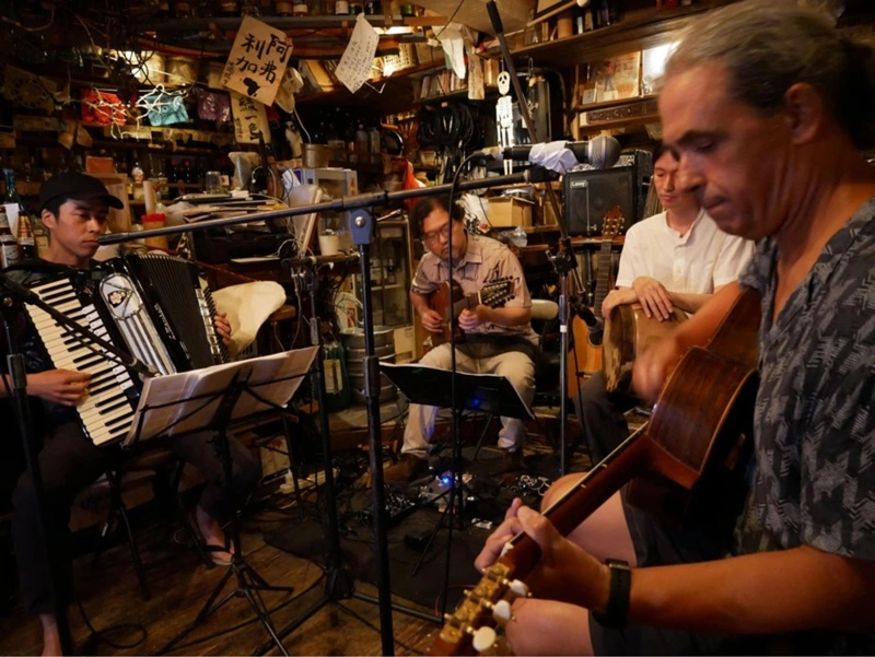 Οι «Άπω Ιωνία» παίζουν αρχαία ελληνική μουσική, παραδοσιακή και ρεμπέτικα στο Τόκιο