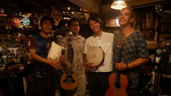 Οι «Άπω Ιωνία» παίζουν αρχαία ελληνική μουσική, παραδοσιακή και ρεμπέτικα στο Τόκιο