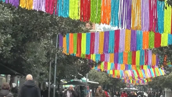 Η πόλη φόρεσε τα καρναβαλικά της: Μύρισε καπνός και η γιορτή ξεκίνησε - video