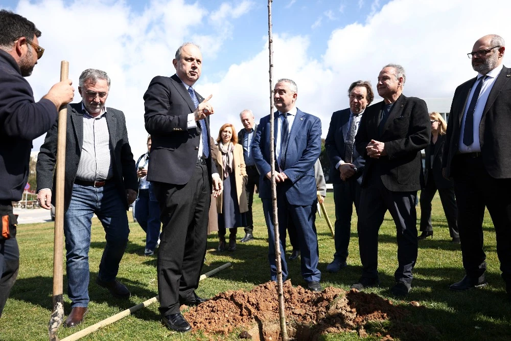 Πεντακόσια δέντρα πρασινίζουν το ΑΠΘ – Αφιερώθηκαν στη μνήμη των φοιτητών στα Τέμπη