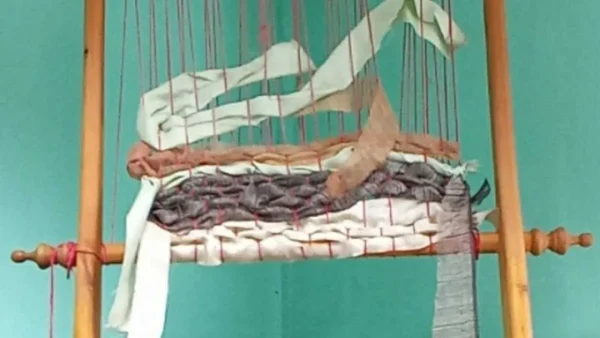 Παιδιά υφαίνουν στον αργαλειό σε βιωματική δράση στη Δημοτική Βιβλιοθήκη Ωραιοκάστρου