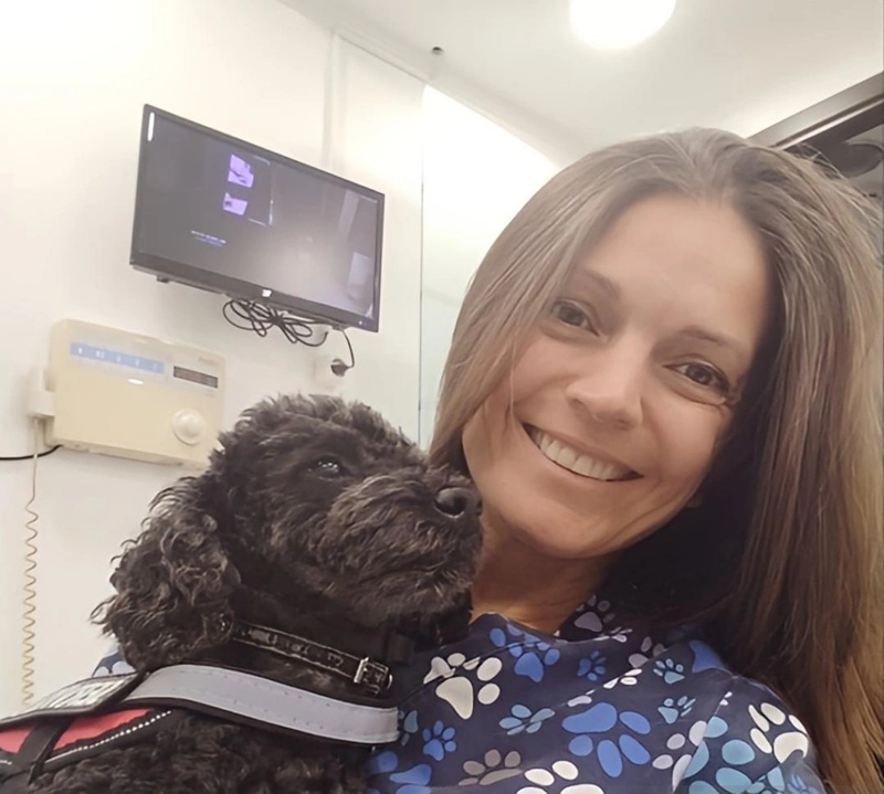 Από τον δρόμο, βοηθός σε οδοντιατρείο – Η τετράποδη Άριελ που διώχνει το άγχος για τον τροχό και τη σύριγγα